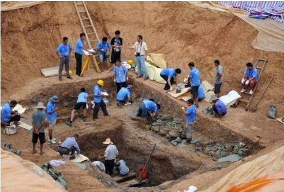 Cục Di sản Văn hóa tiến hành khai quật, phát hiện đây không chỉ là mộ cổ mà là cả một vương quốc cổ đại hơn 2.700 năm tuổi, chưa từng được sử sách ghi chép. (Ảnh: Sohu)