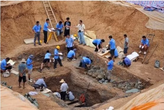 Cục Di sản Văn hóa tiến hành khai quật, phát hiện đây không chỉ là mộ cổ mà là cả một vương quốc cổ đại hơn 2.700 năm tuổi, chưa từng được sử sách ghi chép. (Ảnh: Sohu)