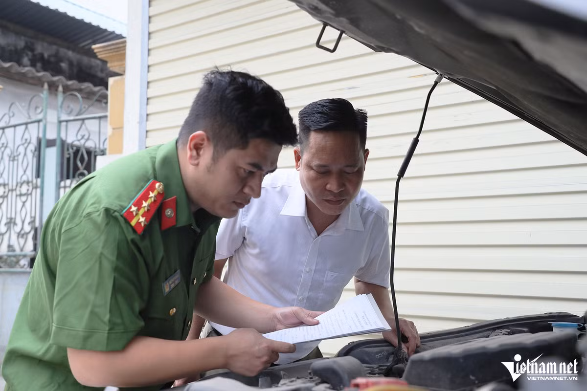 Ha Noi: Lam thu tuc dang ky o to tai Cong an xa nhanh bat ngo-Hinh-6