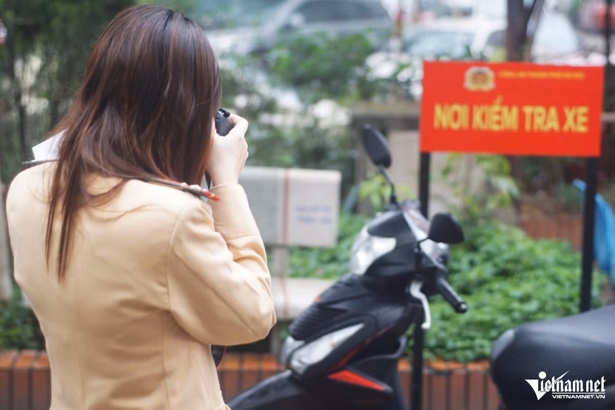 Ha Noi: Lam thu tuc dang ky o to tai Cong an xa nhanh bat ngo-Hinh-8