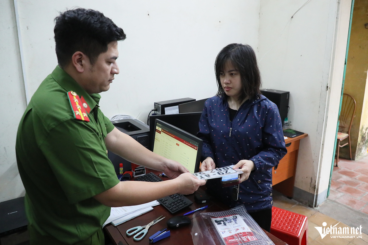 Hà Nội: Làm thủ tục đăng ký ô tô tại Công an xã nhanh bất ngờ - Hình 5 Ha Noi: Lam thu tuc dang ky o to tai Cong an xa nhanh bat ngo-Hinh-5