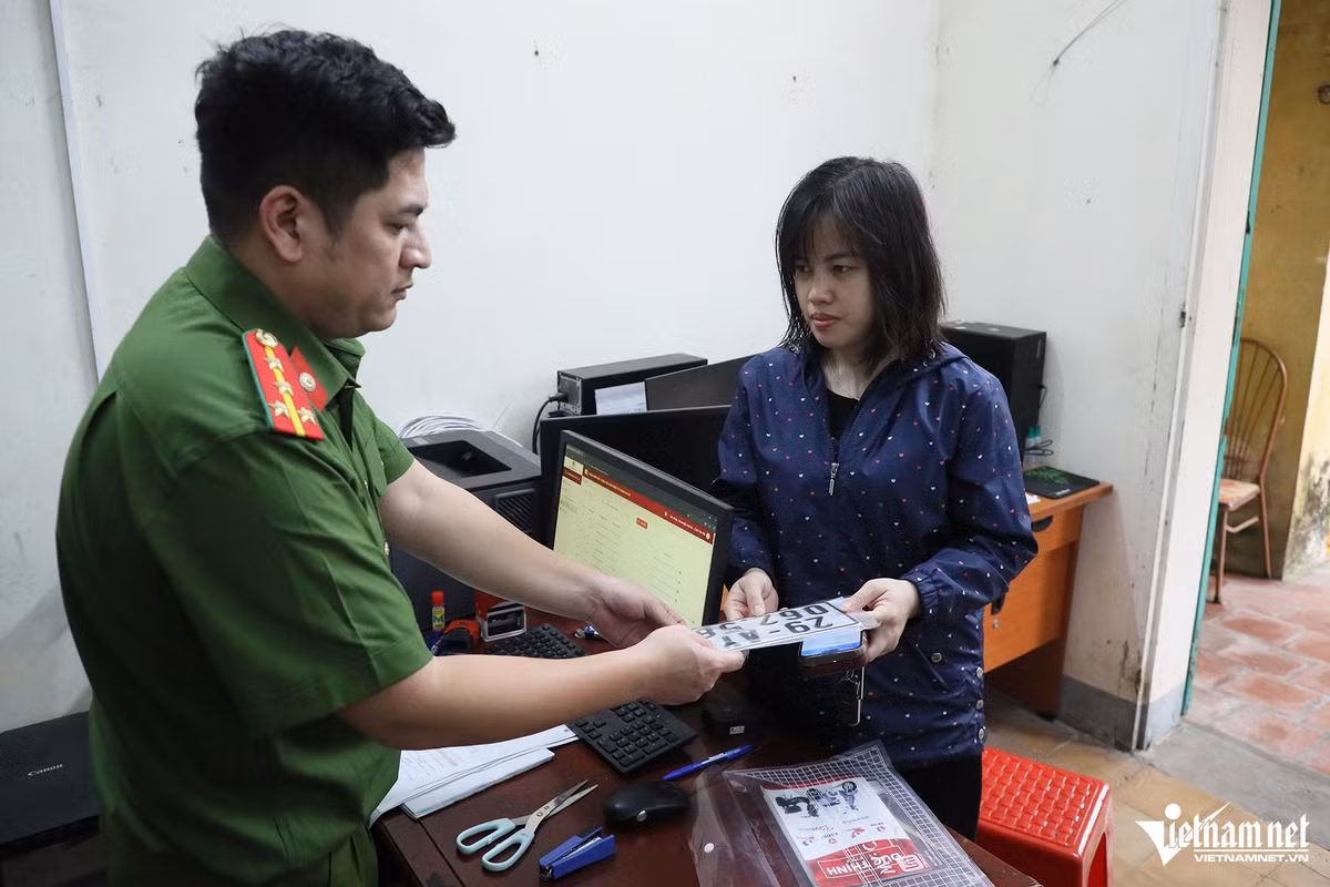 Ha Noi: Lam thu tuc dang ky o to tai Cong an xa nhanh bat ngo-Hinh-5