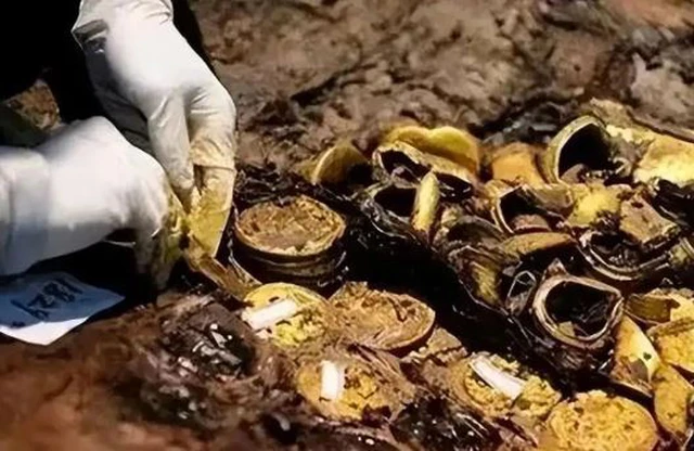 Khi đang làm cỏ ven vách đá, ông Hoàng – một nông dân ở tỉnh Sơn Tây – bất ngờ phát hiện một kho báu bị chôn vùi dưới lòng đất.