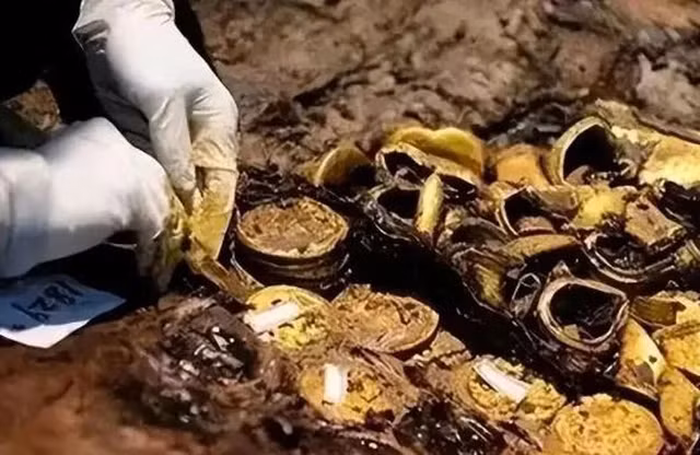 Khi đang làm cỏ ven vách đá, ông Hoàng – một nông dân ở tỉnh Sơn Tây – bất ngờ phát hiện một kho báu bị chôn vùi dưới lòng đất.