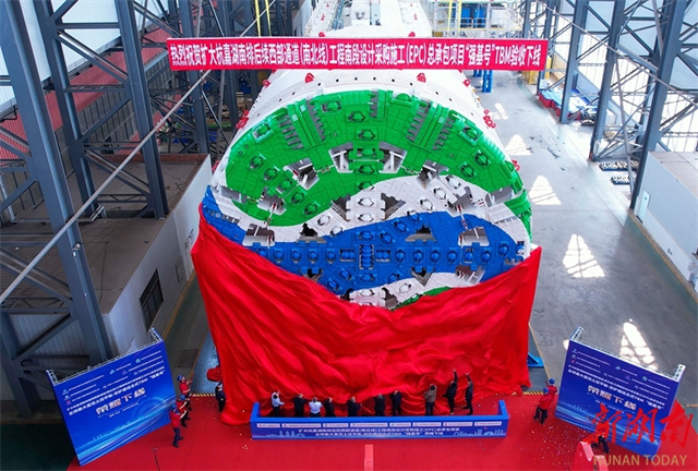 Hệ thống đào hầm thông minh của Qiangji cho phép giám sát hơn 20 thông số thời gian thực, tối ưu hóa độ chính xác đến từng milimet trong quá trình thi công. (Ảnh: enghunan.gov.cn)