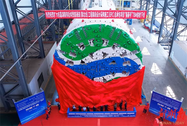 Hệ thống đào hầm thông minh của Qiangji cho phép giám sát hơn 20 thông số thời gian thực, tối ưu hóa độ chính xác đến từng milimet trong quá trình thi công. (Ảnh: enghunan.gov.cn)