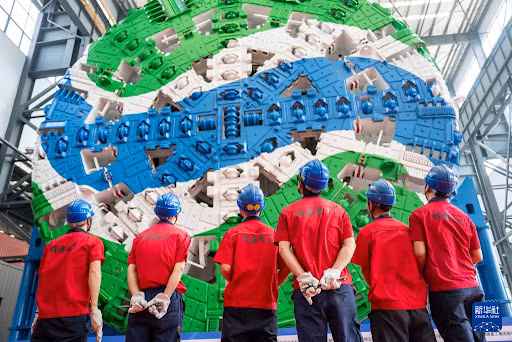 Qiangji có chiều dài 107 mét, đường kính 12,68 mét và trọng lượng lên tới 3.500 tấn, trở thành TBM hai lớp vỏ bảo vệ có đường kính lớn nhất thế giới.(Ảnh: Xinhuanet)