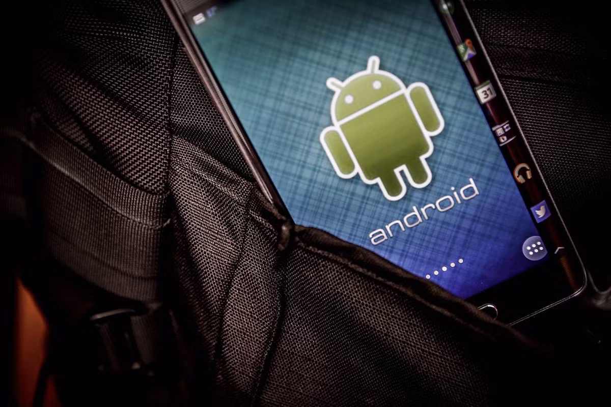 Các chuyên gia bảo mật từ ESET phát hiện 12 ứng dụng Android cực kỳ nguy hiểm chuyên theo dõi người dùng. (Ảnh: WSJ)