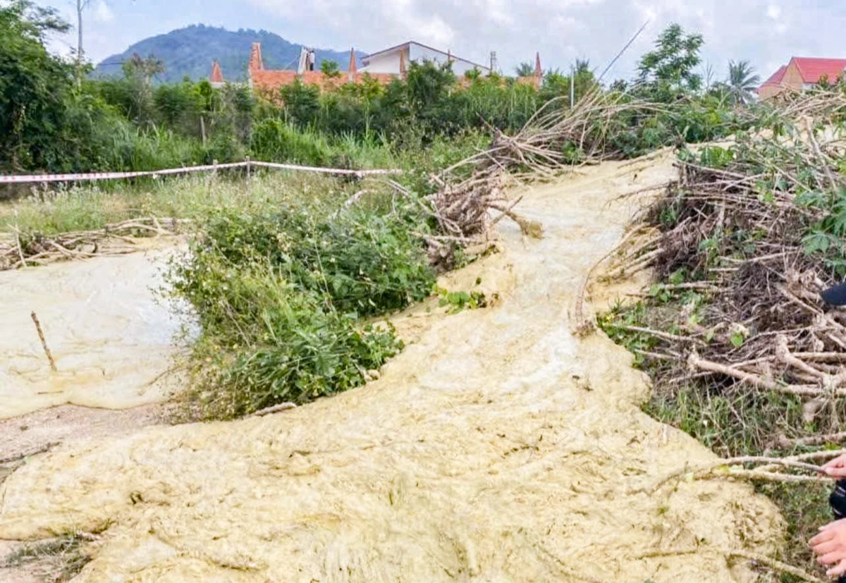 Tình trạng bùn nhão bắt đầu phun trào xuất hiện từ ngày 7-4. Bùn trào ra từ mặt đất ở dạng mịn, màu vàng nhạt chảy dài lan rộng; vị trí trào bùn khoảng 5 m2.