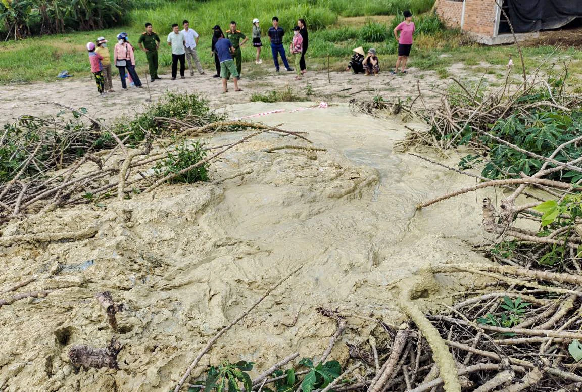 Nhiều người dân lo lắng vì bùn nhão xuất hiện sau khi nhiều tiếng nổ phát ra từ lòng đất.