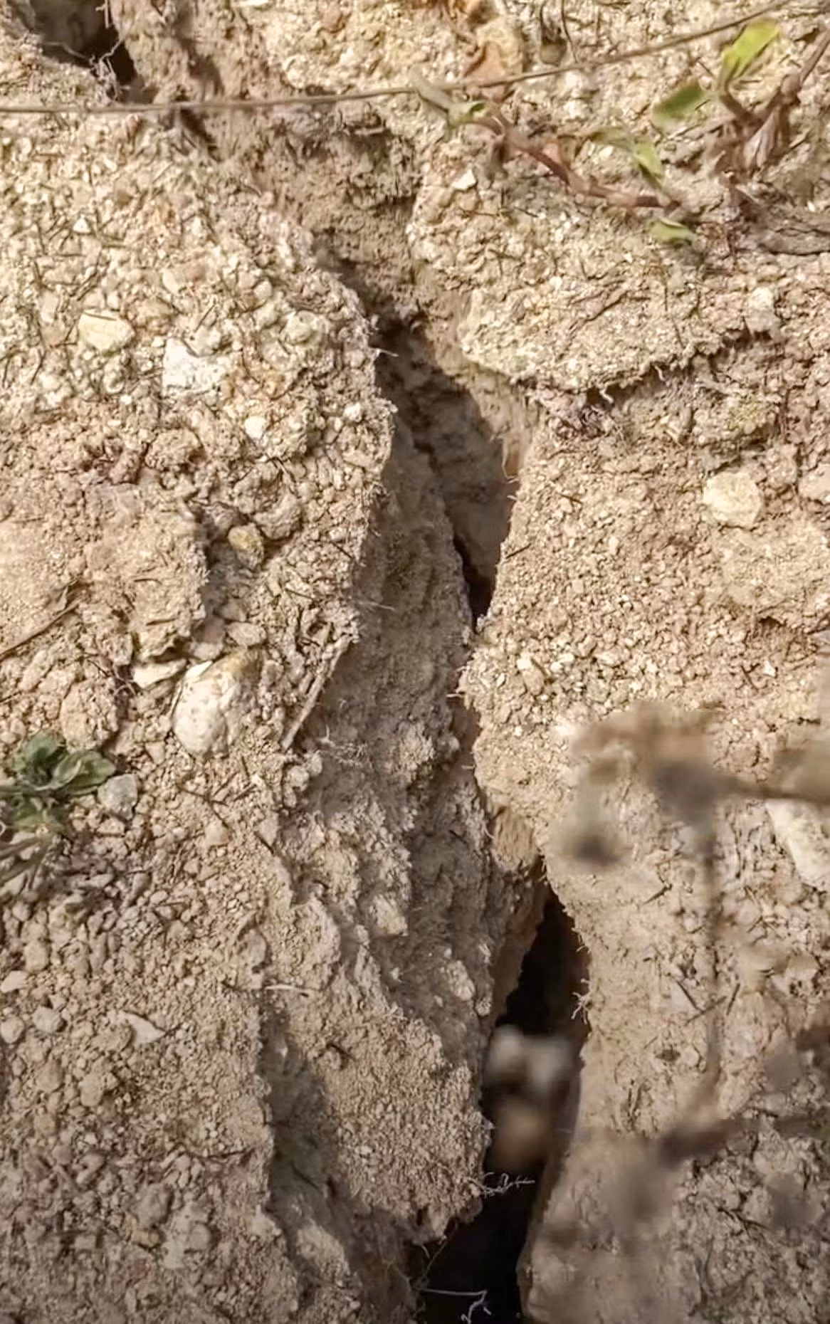 Đến khoảng 7 giờ 30 ngày 8/4, người dân ở gần đó tiếp tục nghe nhiều tiếng nổ như hôm trước. Khi họ lại gần thì phát hiện vết nứt đã lan rộng, khe nứt cũng lớn hơn hôm 7/4.