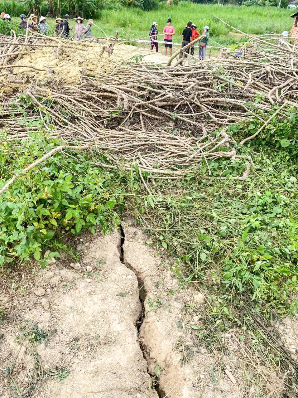 Theo người dân địa phương, ngày 7/4, nhiều người nghe tiếng nổ bụp bụp, sau đó mặt đất xuất hiện vết nứt và bùn bắt đầu trào lên.