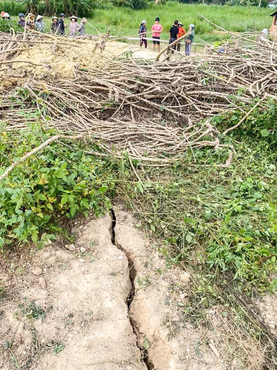 Theo người dân địa phương, ngày 7/4, nhiều người nghe tiếng nổ bụp bụp, sau đó mặt đất xuất hiện vết nứt và bùn bắt đầu trào lên.