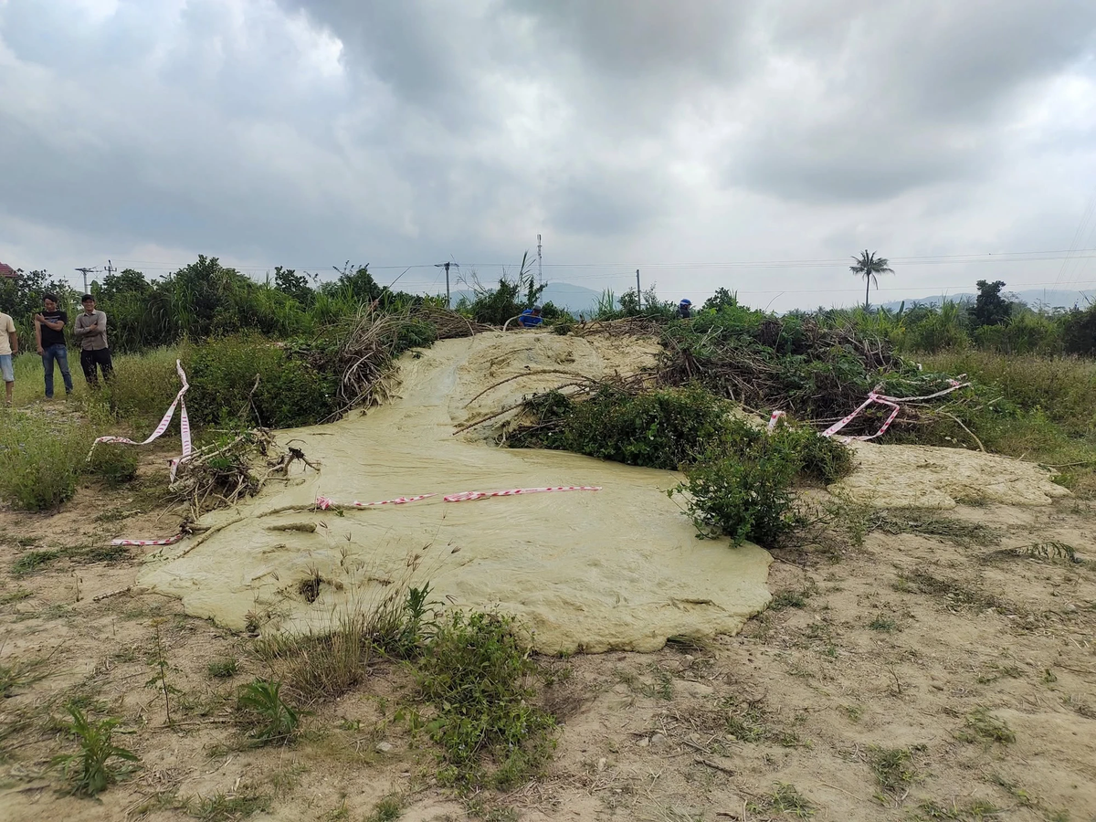 Theo đó, vị trí xảy ra hiện tượng bùn phun trào nằm trên thửa đất nông nghiệp của gia đình ông Nguyễn Văn Lợi (ngụ địa phương).