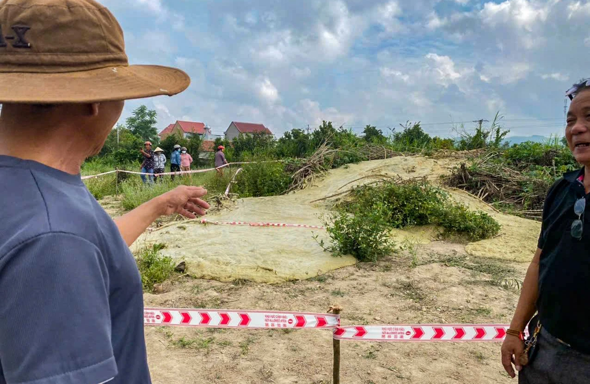 Do người dân tụ tập đông nên UBND xã Xuân Sơn Nam đã cho giăng dây cảnh báo, đồng thời cử lực lượng công an bảo vệ hiện trường, chờ ý kiến cơ quan thẩm quyền.