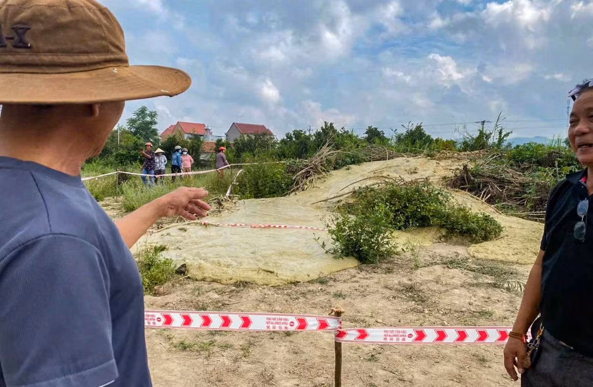 Do người dân tụ tập đông nên UBND xã Xuân Sơn Nam đã cho giăng dây cảnh báo, đồng thời cử lực lượng công an bảo vệ hiện trường, chờ ý kiến cơ quan thẩm quyền.