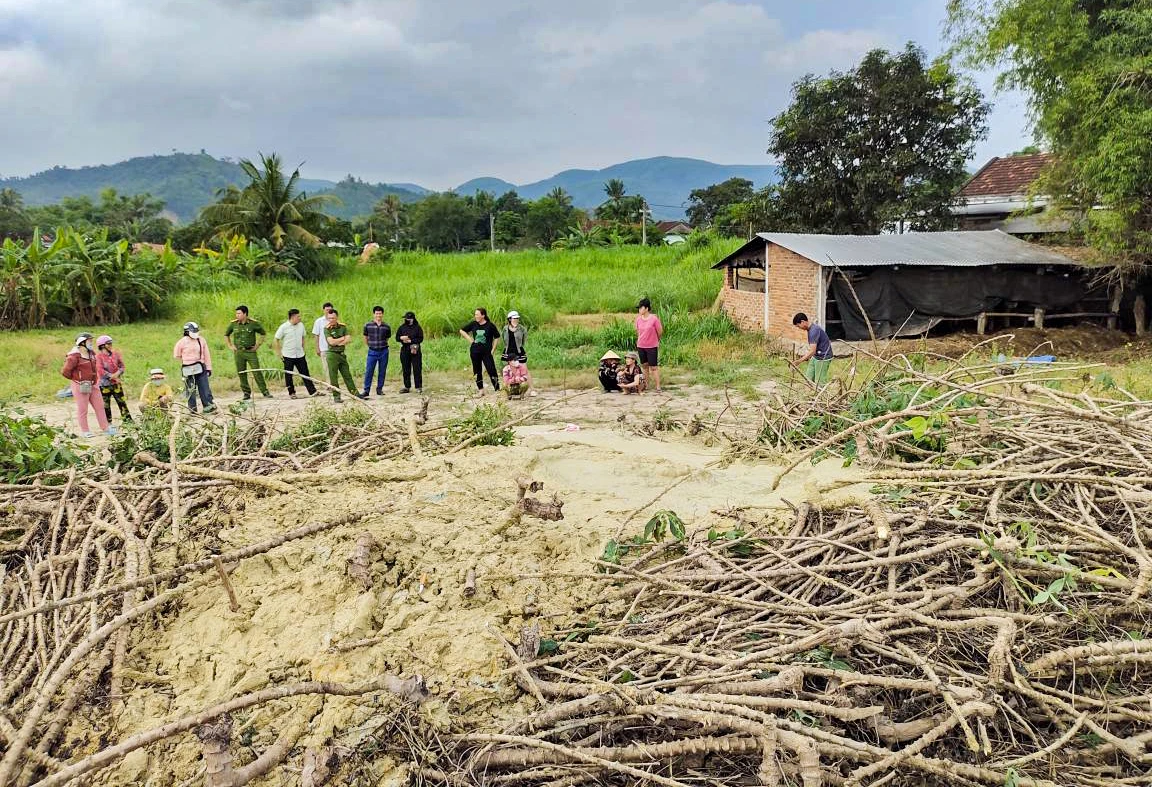 Chiều 8/4, ông Huỳnh Ngọc Lâm, Chủ tịch UBND xã Xuân Sơn Nam, cho biết UBND xã đã báo cáo ban đầu UBND huyện Đồng Xuân, tỉnh Phú Yên về hiện tượng bùn phun trào từ lòng đất ở thôn Tân Vinh.