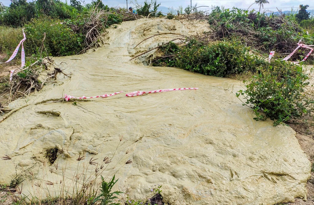 Đến chiều 8/4, hiện tượng bùn phun trào từ vết nứt ở thôn Tân Vinh, xã Xuân Sơn Nam vẫn đang tiếp tục ngày một nhiều hơn.