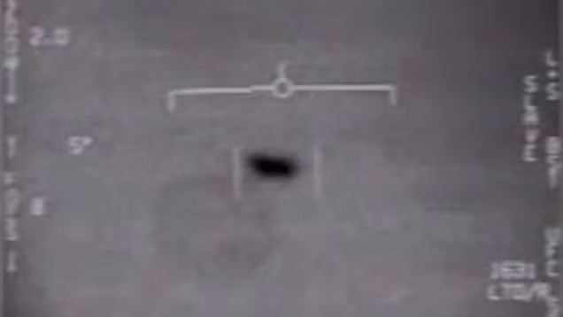 Camera và radar không ghi nhận được gì sau vài giây – các UFO biến mất hoàn toàn. (Ảnh:Daily Mail)