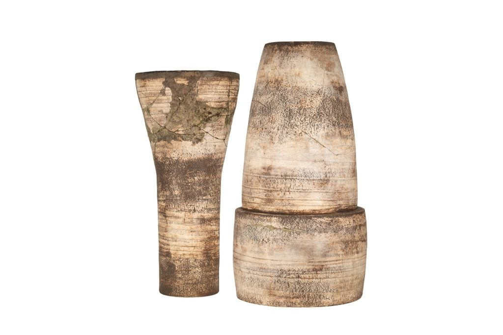 Dù bị vỡ đôi, tác phẩm vẫn chứng minh được giá trị nghệ thuật và tên tuổi của Hans Coper trên thị trường sưu tầm. (Ảnh: Artnet News)