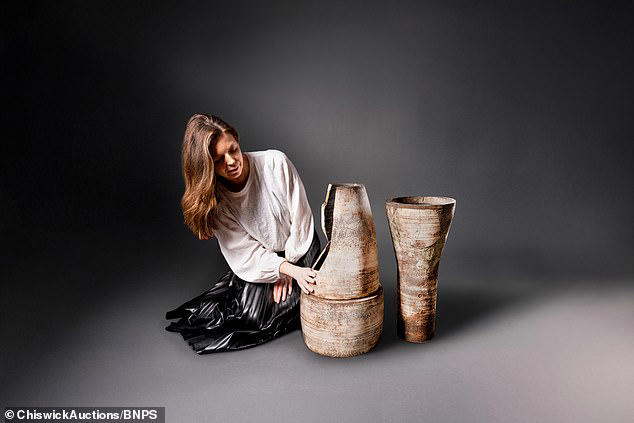 Sau khi bị vỡ và ghép lại tạm thời, nó được dùng làm chậu cây và đặt ở góc vườn suốt nhiều năm. (Ảnh: Chiswick Auctions/BNPS)