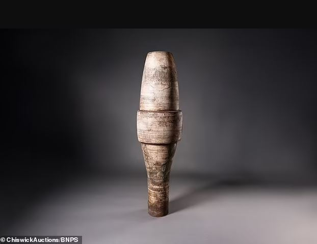 Chiếc chậu này cao khoảng 1,2m và là tác phẩm hiếm của nghệ nhân gốm nổi tiếng thế kỷ 20 – Hans Coper. (Ảnh: Chiswick Auctions/BNPS)