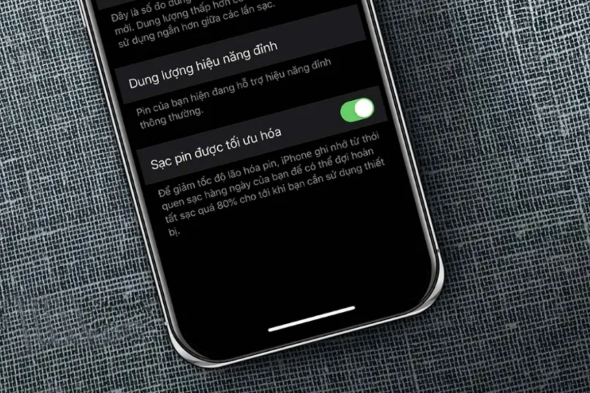 iPhone có tính năng "Sạc pin được tối ưu hóa", giúp học thói quen người dùng và tự động dừng sạc ở 80%, chờ đến gần giờ rút sạc mới sạc tiếp.(Ảnh: Sangmobile)