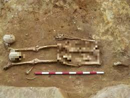 Các bộ xương nằm lẫn lộn, không nguyên vẹn, mang dấu vết bị tra tấn và giết hại dã man, cho thấy họ đã chết trong hoàn cảnh cực kỳ khủng khiếp khoảng 2.000 năm trước.