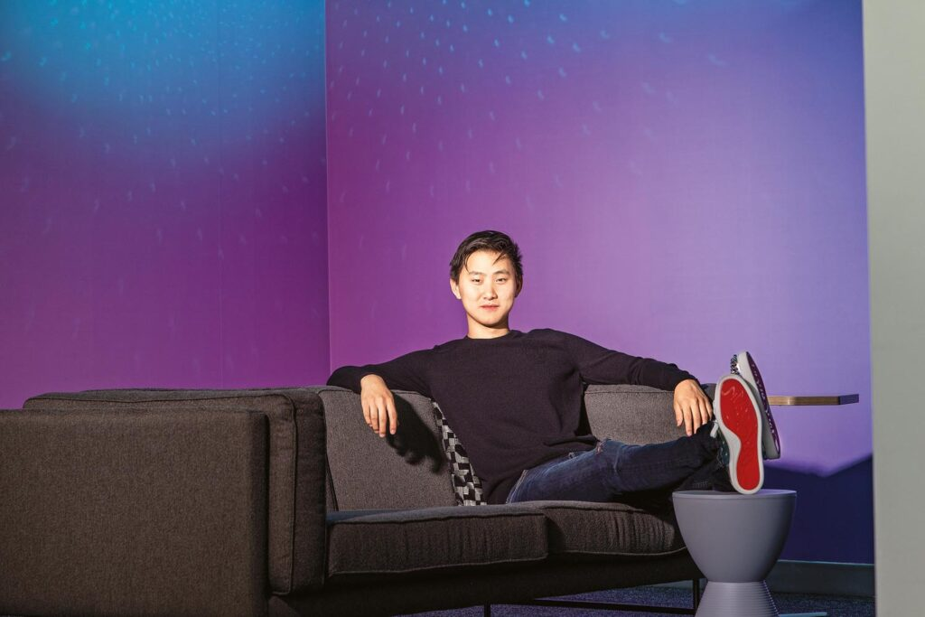 Dù từng gặp khó khăn trong đại dịch, công ty đã hồi phục mạnh mẽ và đang tìm mức định giá 25 tỷ USD; Wang cũng tích cực tham gia thảo luận chính sách về AI tại Washington D.C.(Ảnh: forbes-logo).