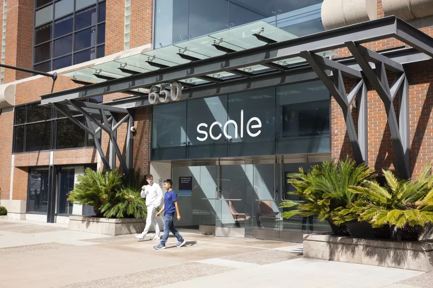 Scale AI có hơn 100.000 nhân viên hợp đồng toàn cầu, trị giá hiện tại 14 tỷ USD, và nắm giữ các hợp đồng lớn với OpenAI, Meta, Google.(Ảnh: WSJ)