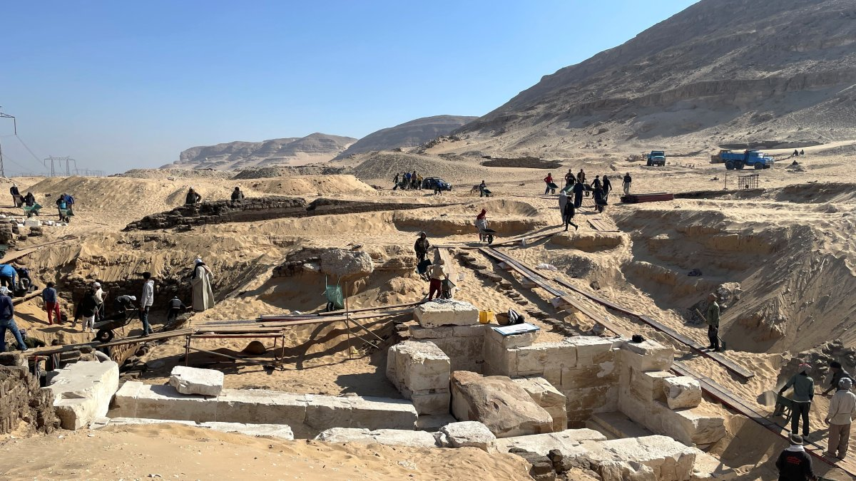 Bên trong mộ có chữ khắc màu vàng bị hư hại nghiêm trọng, khiến danh tính vị pharaoh vẫn chưa được xác định.(Ảnh: dailysabah)