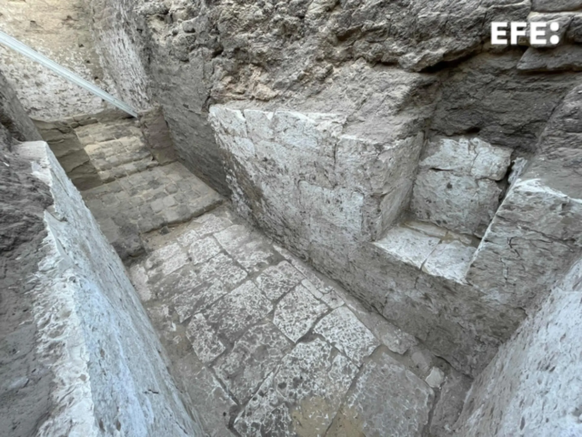 Ngôi mộ pharaoh này nằm sâu 7 mét dưới lòng đất, gồm phòng chôn cất bằng đá vôi và các hầm bằng gạch bùn cao khoảng 5 mét.(Ảnh: efe)