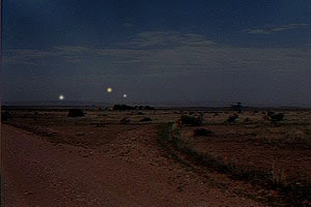 Đèn Marfa đã trở thành biểu tượng của thị trấn, thu hút đông đảo khách du lịch và góp phần thúc đẩy kinh tế địa phương.(Ảnh:Marfa, Texas Chamber of Commerce)