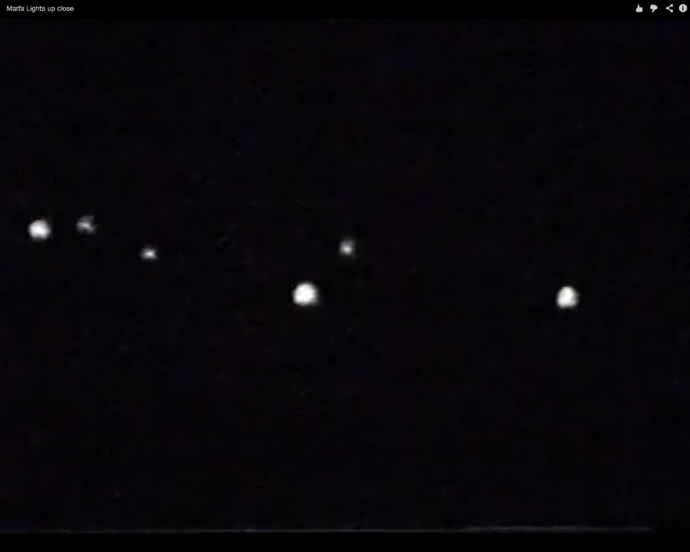 Đèn Marfa là hiện tượng ánh sáng kỳ lạ xuất hiện gần thị trấn Marfa, Texas, với màu sắc đa dạng như trắng, đỏ, vàng cam, xanh lá và xanh dương. (Ảnh:Live Science)