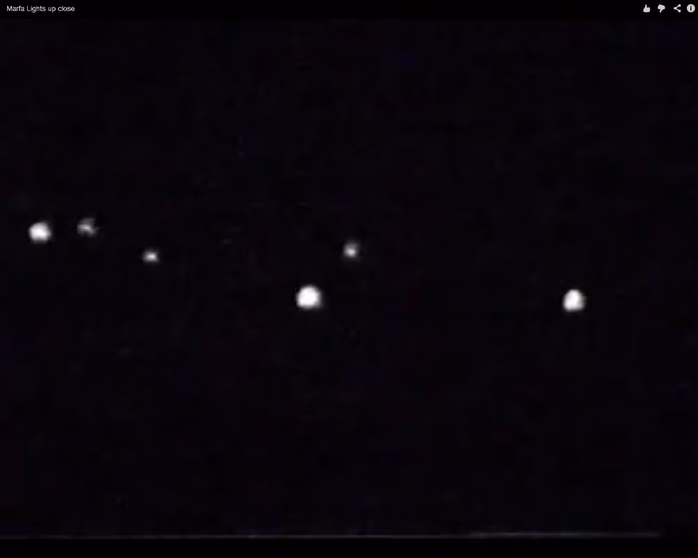 Đèn Marfa là hiện tượng ánh sáng kỳ lạ xuất hiện gần thị trấn Marfa, Texas, với màu sắc đa dạng như trắng, đỏ, vàng cam, xanh lá và xanh dương. (Ảnh:Live Science)