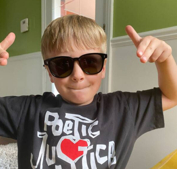 Mẩu hóa thạch to bằng bàn tay người lớn, chính là chiếc răng khổng lồ của loài mastodon - sinh vật từng thống trị Trái Đất.