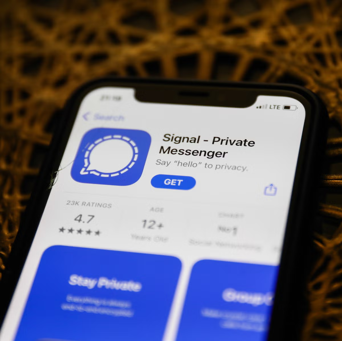 Ứng dụng này thuộc Signal Foundation, một tổ chức phi lợi nhuận do Brian Acton – đồng sáng lập WhatsApp – tài trợ, nhằm tạo ra một nền tảng nhắn tin bảo mật không thu thập dữ liệu người dùng.(Ảnh: Popular Mechanics)