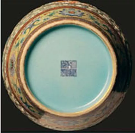 Do lời kết luận "bản sao tinh xảo" từ chương trình "Going for a Song", chiếc bình bị bỏ quên trên gác xép suốt 4 thập kỷ.(Ảnh: mirror)