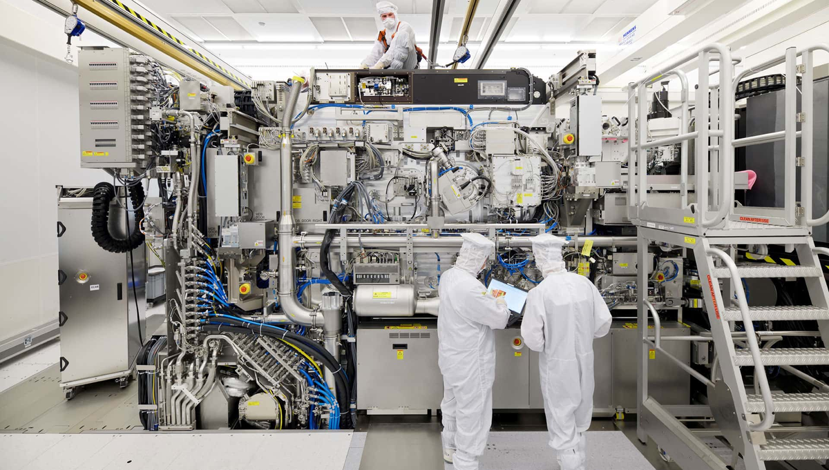 Tia EUV được dẫn qua hệ gương siêu mịn, rồi chiếu lên mặt nạ mạch điện và khắc họa tiết lên tấm silicon phủ chất nhạy sáng. (Ảnh: WIOT Group)