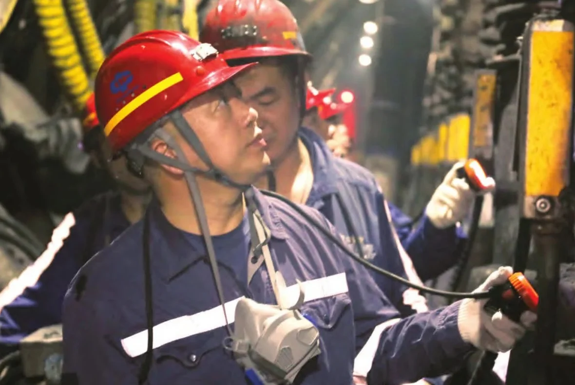 Dahaize được vận hành bằng công nghệ cao, với AI, 5G và tự động hóa toàn diện, biến nó thành mỏ than thông minh nhất Trung Quốc. (Ảnh: Vietnam.vn)