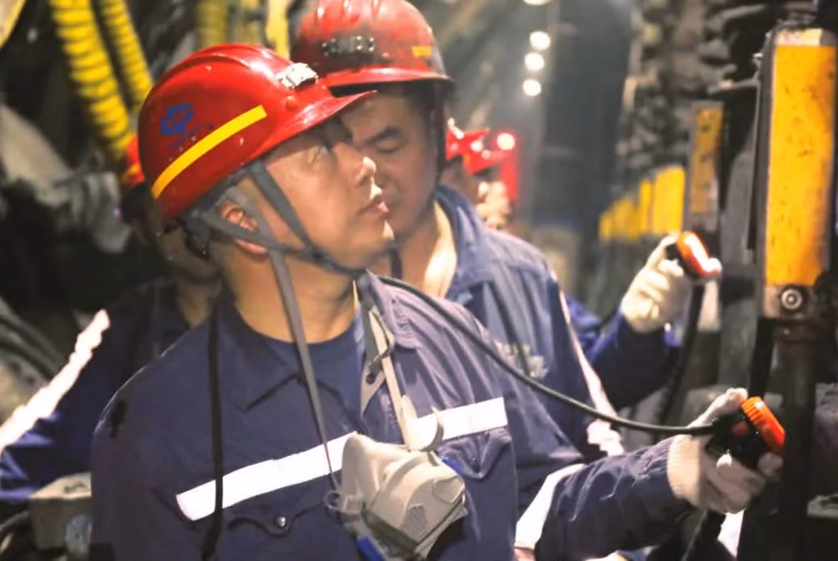 Dahaize được vận hành bằng công nghệ cao, với AI, 5G và tự động hóa toàn diện, biến nó thành mỏ than thông minh nhất Trung Quốc. (Ảnh: Vietnam.vn)