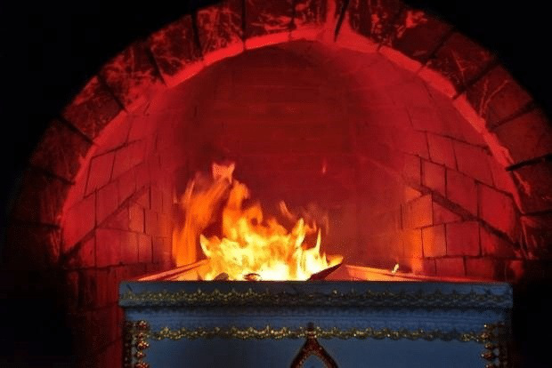 Trong lò hỏa táng với nhiệt độ 800–1.000°C, cơ thể người bị thiêu nóng khiến mô, cơ, nội tạng co giãn, phát khí, gây ra âm thanh như tiếng rên rỉ.