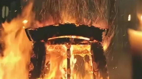 Khí tích tụ trong ruột, phổi, dạ dày bị đẩy ra đột ngột, cộng với hiện tượng xương và sụn nứt vỡ, khiến người nghe tưởng như thi thể "lên tiếng".