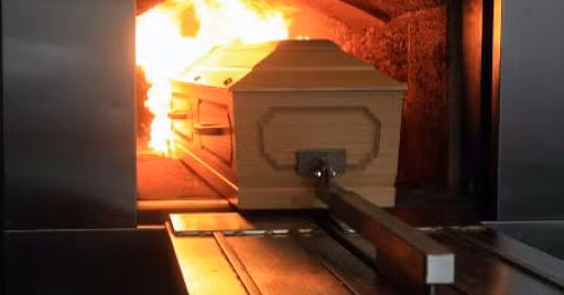 Trong một số lễ hỏa táng, nhân chứng cho biết họ từng nghe thấy tiếng rên, thở dài hay nứt vỡ từ thi thể, gây cảm giác rùng rợn và liên tưởng đến yếu tố tâm linh.