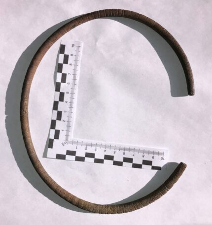 Hai mảnh kim loại có thể ghép lại thành một món đồ hoàn chỉnh, được cho là từng là một chiếc vòng cổ. (Ảnh: thehistoryblog)