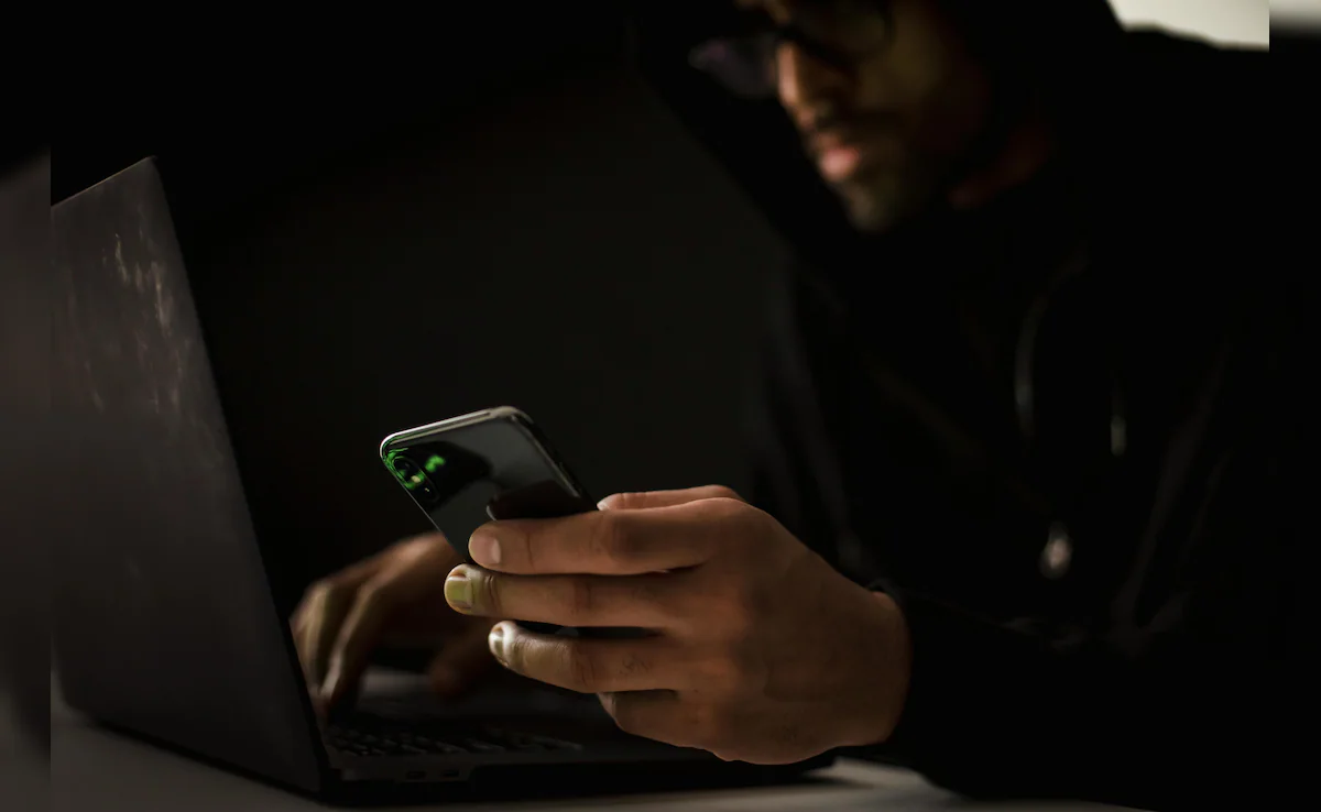 Dấu hiệu nhận biết: tên cơ quan thu phí giả, số điện thoại lạ, và liên kết có địa chỉ web không đáng tin cậy. (Ảnh: NDTV)