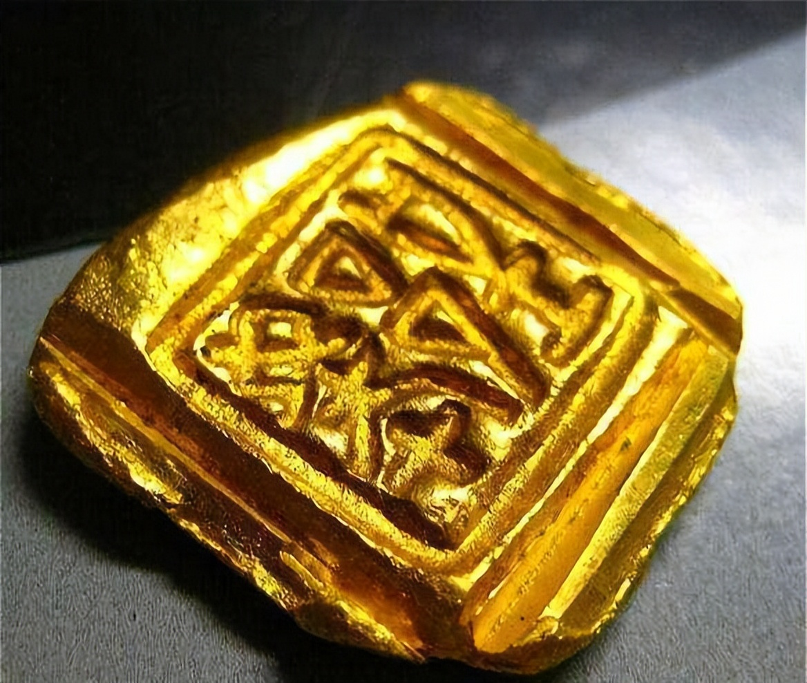 Tiếp tục khai quật, các chuyên gia tìm thấy tổng cộng 38 miếng vàng, nặng hơn 10kg.(Ảnh: Người đưa tin)