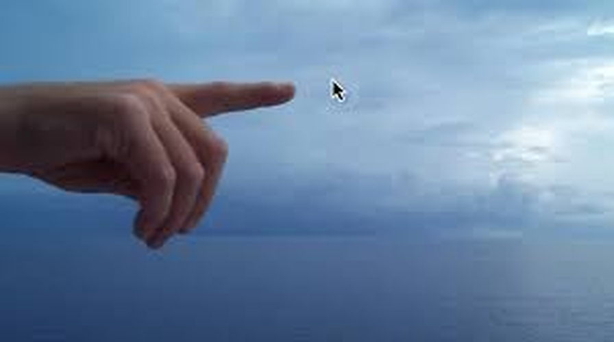 3.PointerPointer.com là một trang web kỳ quặc và gây nghiện. Bạn chỉ cần di chuyển chuột đến một vị trí bất kỳ trên màn hình, và trang web sẽ hiển thị một bức ảnh có người chỉ tay đúng vào vị trí đó. Mỗi lần thử lại là một hình ảnh mới.(Ảnh:TechCrunch)