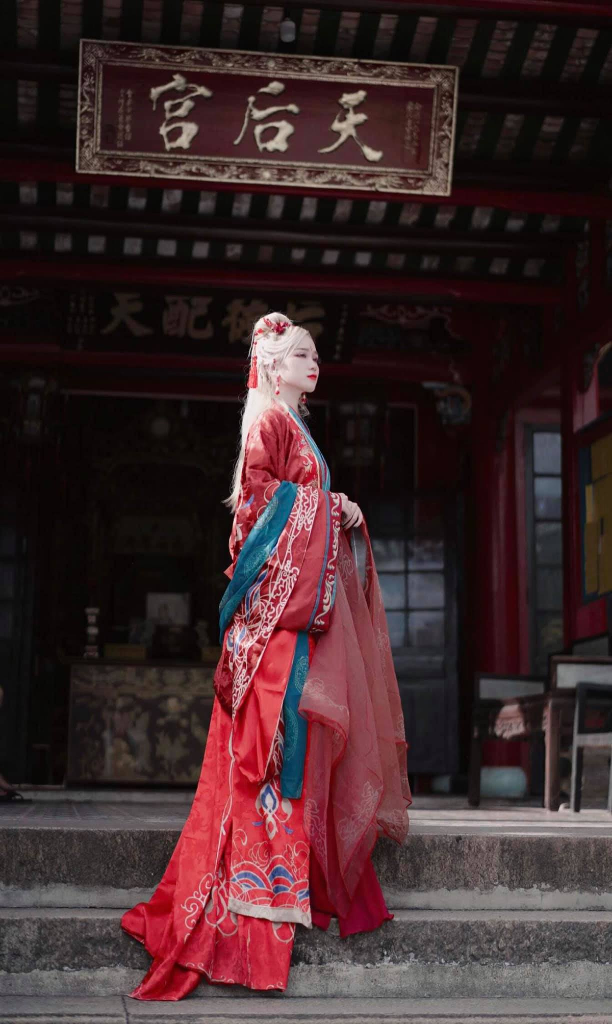 Sự trở lại này không chỉ khẳng định sức hút của cô mà còn cho thấy sự đầu tư và nỗ lực không ngừng để làm mới hình ảnh trong mắt người hâm mộ.(Ảnh: FBNV)