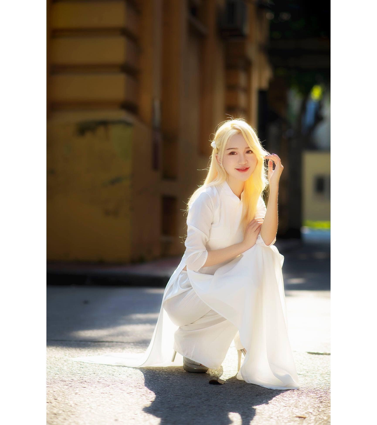 Dù đối mặt với áp lực cạnh tranh và những góc khuất của nghề, cô vẫn kiên định và giữ hình ảnh tích cực. (Ảnh: FBNV)